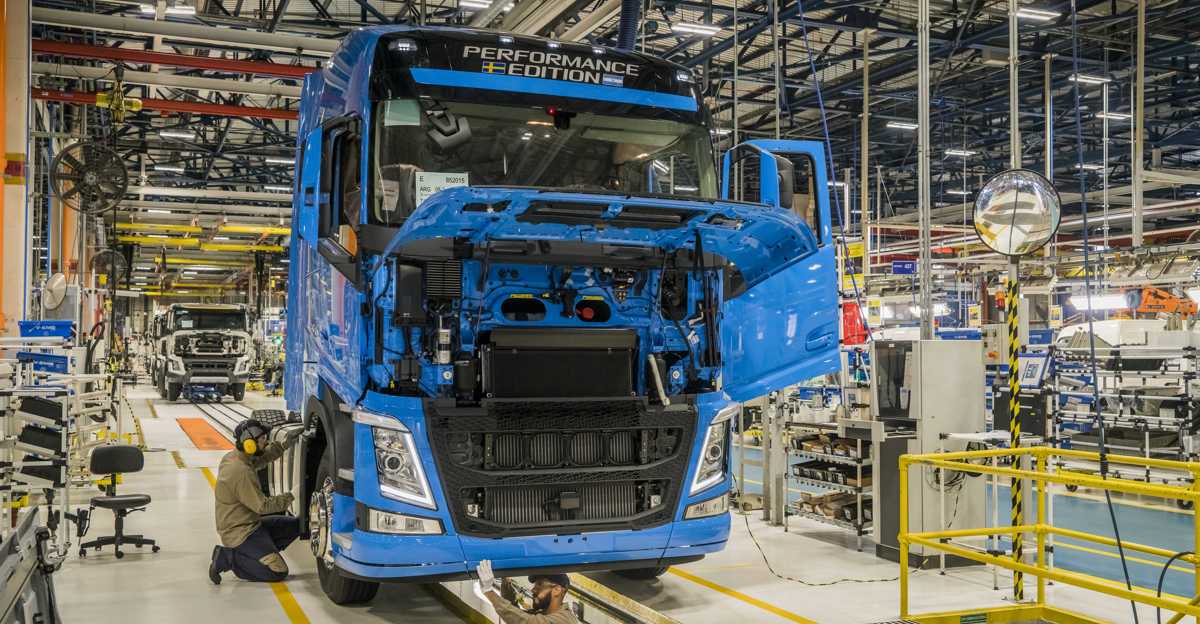 (Português do Brasil) Volvo contrata e reabre 2º turno em fábrica de caminhões em Curitiba!